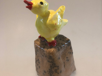 Kylling. Porcelæn ler. Sokkel raku. 12-15 cm høje