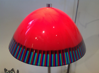 Rød lampeskærm med blågrønrød stribet kant - Ø 25 cm
